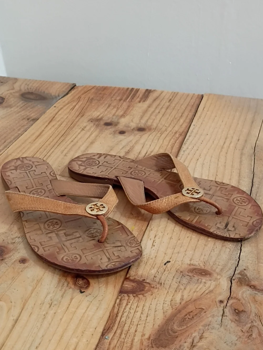 Tory Burch Thora Tan Leather Logo Thong Flat Sandals Fits Size 7.5-8